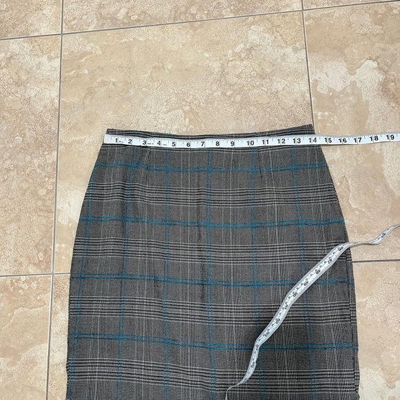 Gray checkered pencil skirt, size 6 ;  studs and zipper in the back, gently used - Picture 5 of 6